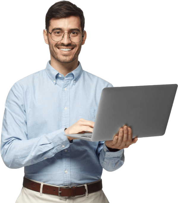 Lächelnder Mann mit Brille und blauem Hemd hält Laptop in der Hand" SEO Bildtitel: "SEO Agentur Tirol Experte mit Laptop